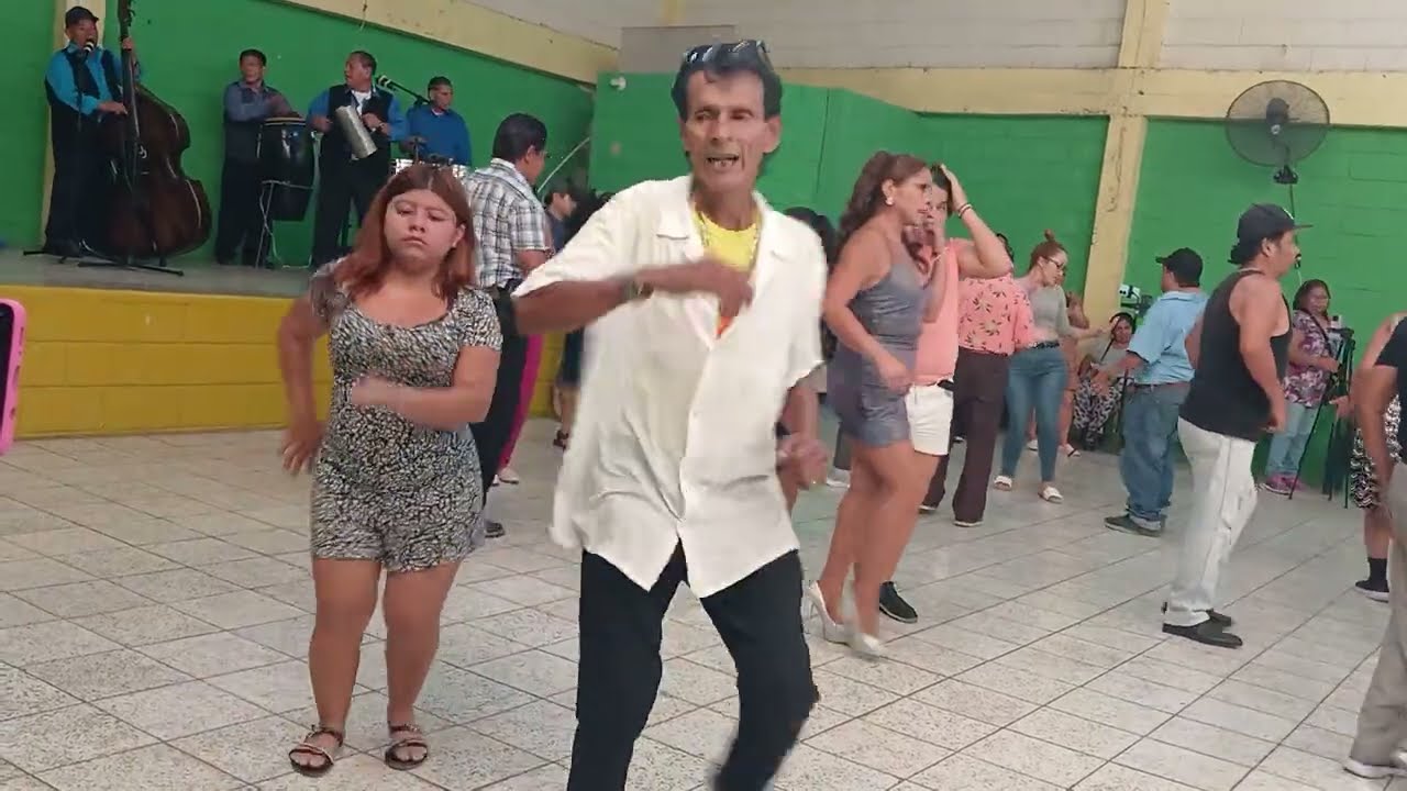 🔴GUSTABITO Y NATALY MUEVEN EL BOTE Y GOZAN. LA CUMBIA💃🕺