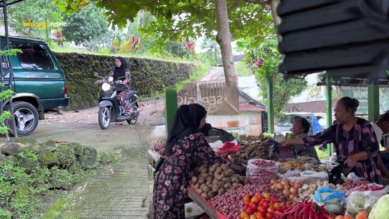 Pergi ke pasar tradisional, belanja bumbu dapur dan jajan pasar untuk sarapan bersama keluarga