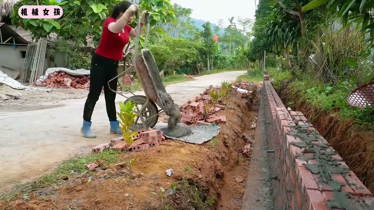 雇佣挖掘机挖掘基坑，帮村民在房屋周围砌筑一圈围墙和大门 #我的乡野山居生活 #乡村生活 #施工现场