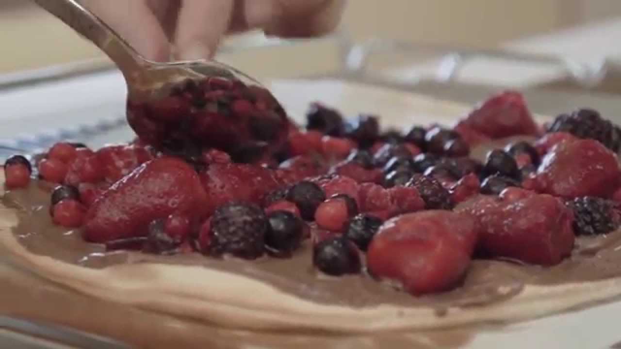 Pizza dulce con chocolate y frutos rojos