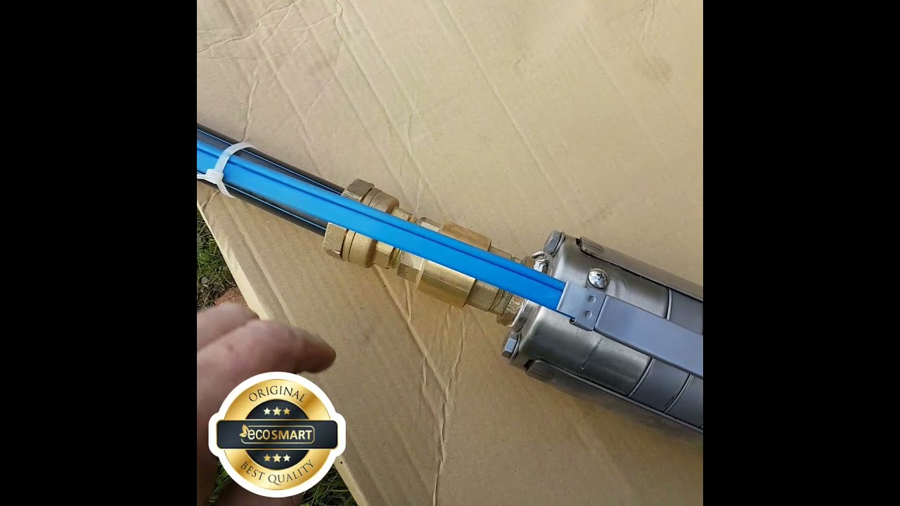 Vodárna ve vrtu s plastovým zhlavím.  Frekvenční měnič a dvojitá filtrace je v suchu v chatě.