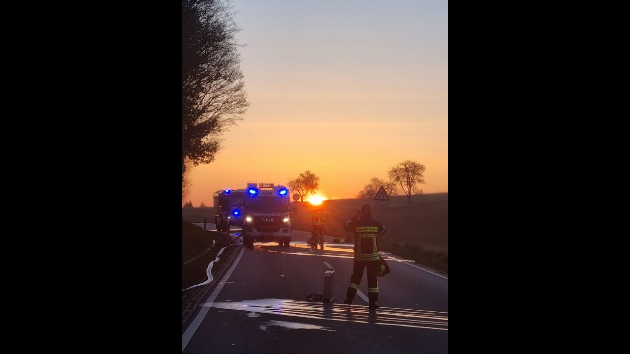 M&uuml;llfahrzeug f&auml;ngt auf Landesstra&szlig;e Feuer - F&uuml;hrerhaus brennt vollst&auml;ndig aus