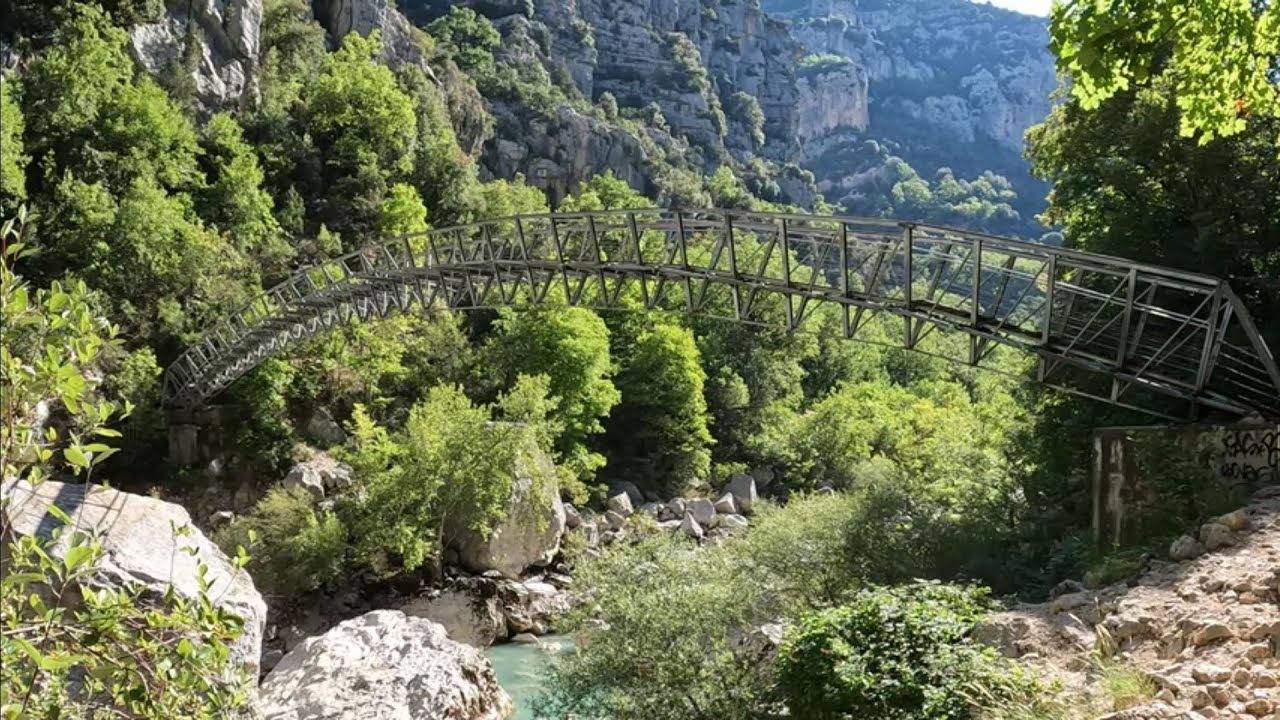 les gorges du verdon. Le sentier Blanc Martel et la passerelle de l'estellié du chemin de l'imbut