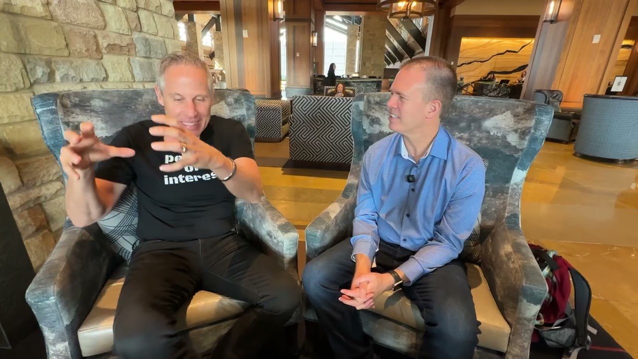Vinnie Politan from Court TV chats with Nate Eaton at CrimeCon Denver