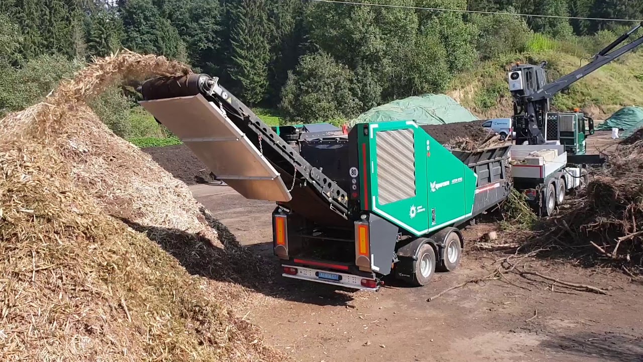 KOMPTECH AXTOR 4510 shredding green waste
