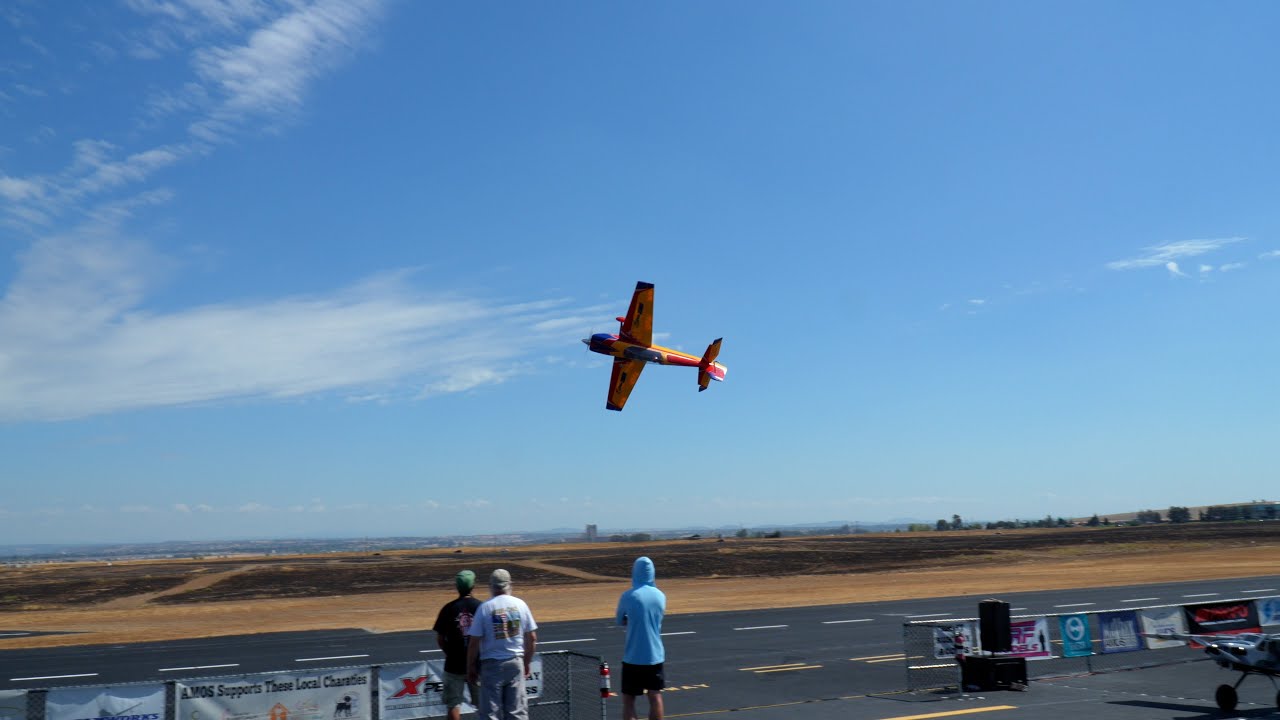 3D THROWDOWN 2025 | Matt Morell:  Extreme Flight Extra 300 V2 | Guest pilot: AJ Extra 330SX