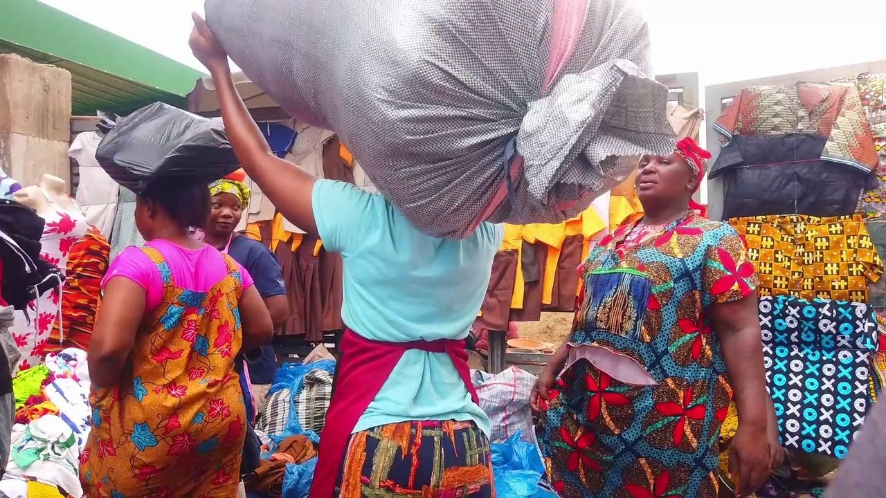 Experience AUTHENTIC GHANAIAN CULTURE In Makola Market On A Sunny Day