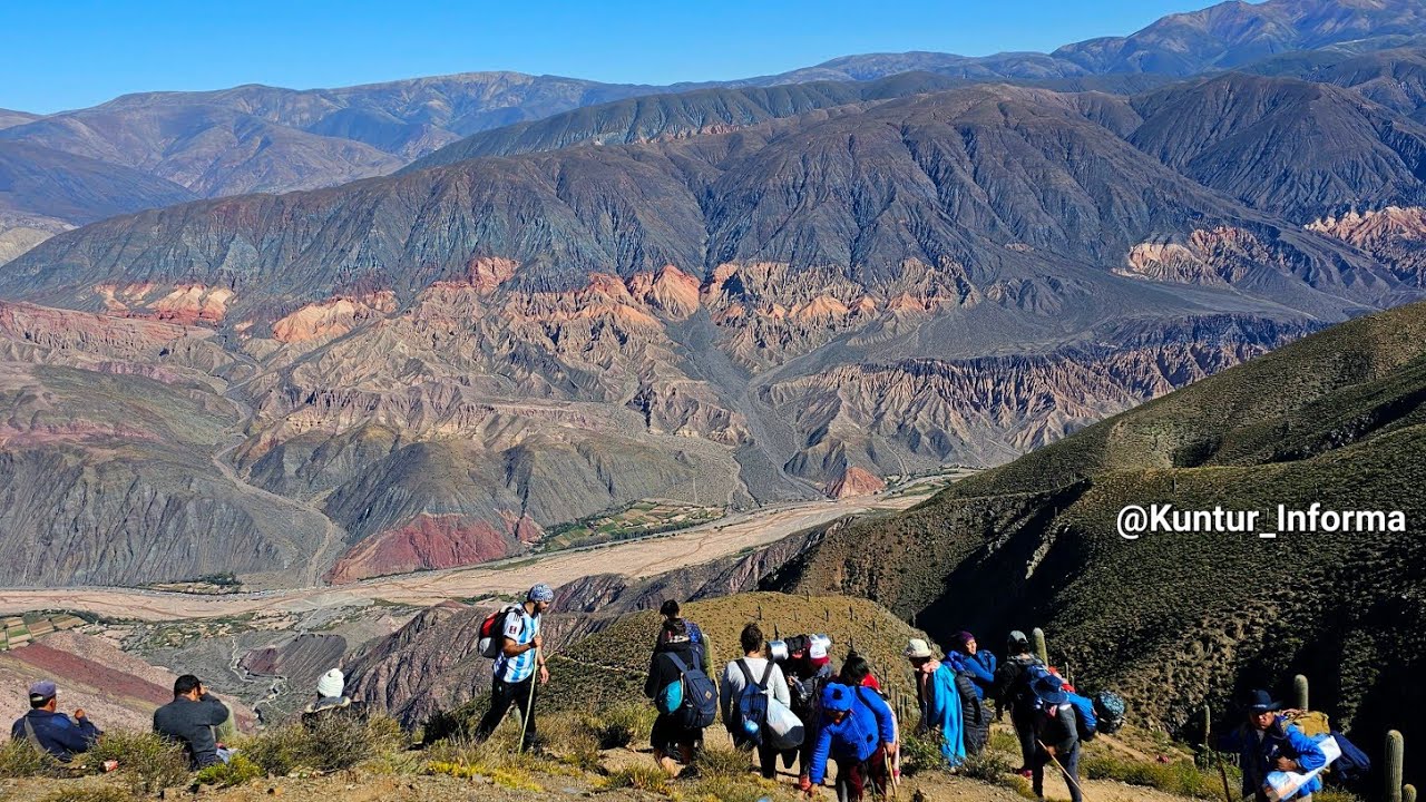 Ascenso a la #virgen de #PuntaCorral en plena #quebrada de #humahuaca #jujuy #argentina #peregrinos