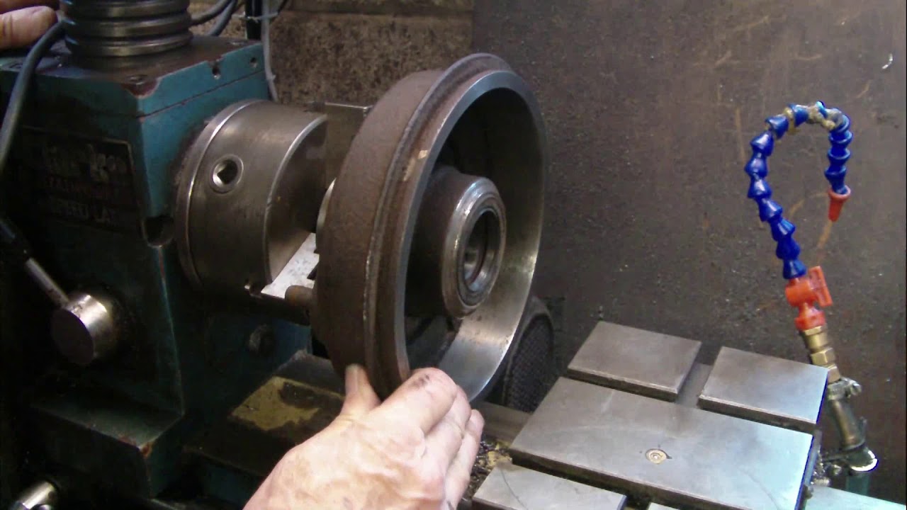 Citroen 2cv special tools. Checking a rear brake drum.