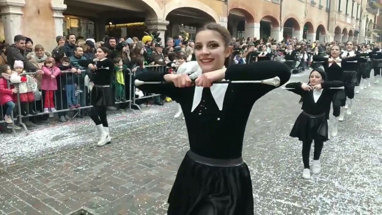 19-02-2023 BASSANO DEL GRAPPA LA SFILATA DEI CARRI MASCHERATI CHE MERAVIGLIA AVERLA RIPRESA