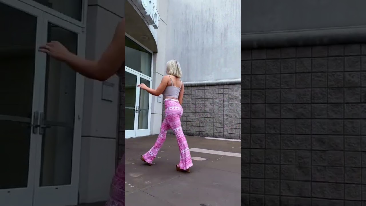 🩷 #fypage  #walk  #walking  #viralvideo #fashionstyle #fashiontrends #leggings