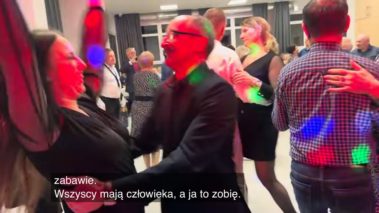 Świetny tancerz Piotr wesoło bawi się w Przytyku na zabawie przy kapeli Roland 