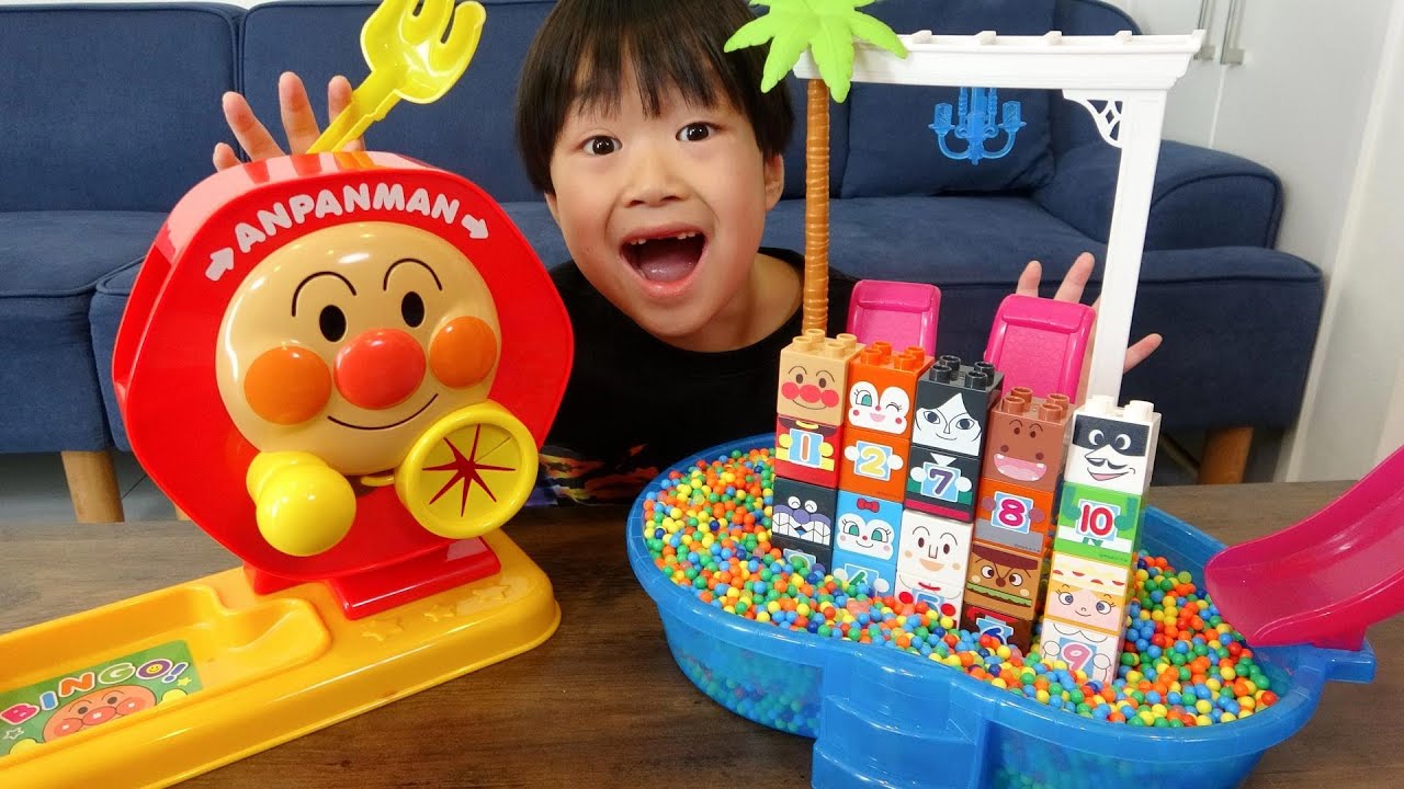 レオくんカラフルビーズプールからブロックラボ！ レオスマイル