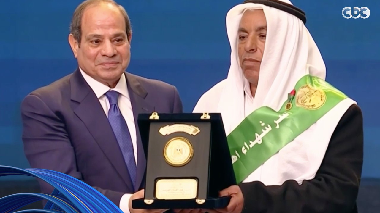 الرئيس السيسي يكرم عددا من أسر الشهداء ومصابي العمليات الحربية خلال الندوة التثقيفية للقوات المسلحة