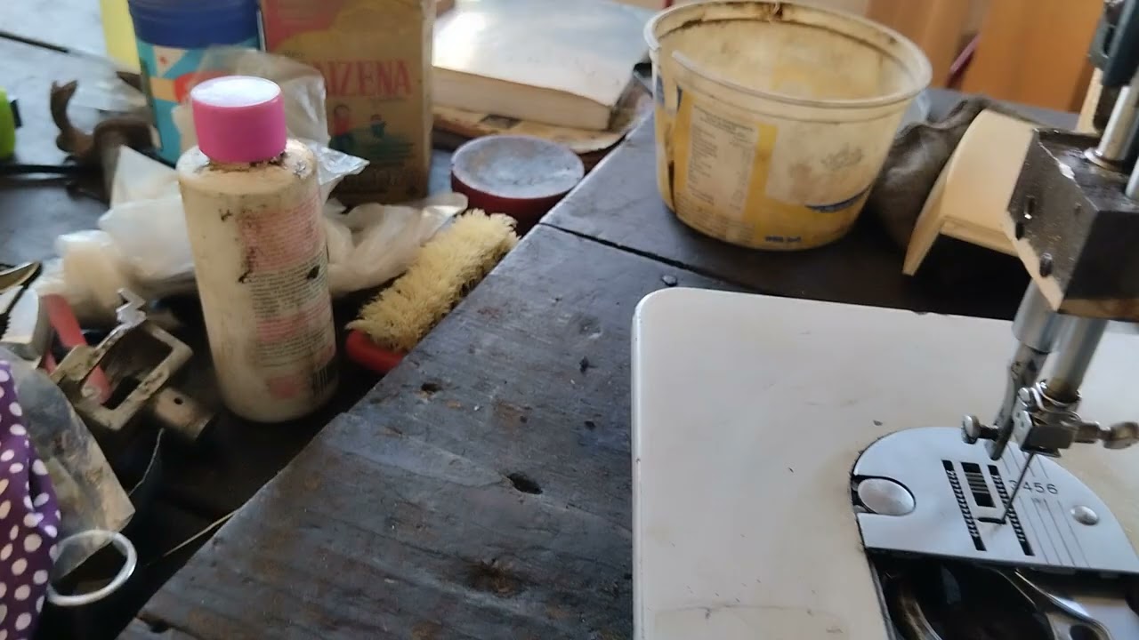 Mi máquina singer facilita pega la aguja en los dientes. cómo solucionarlo.