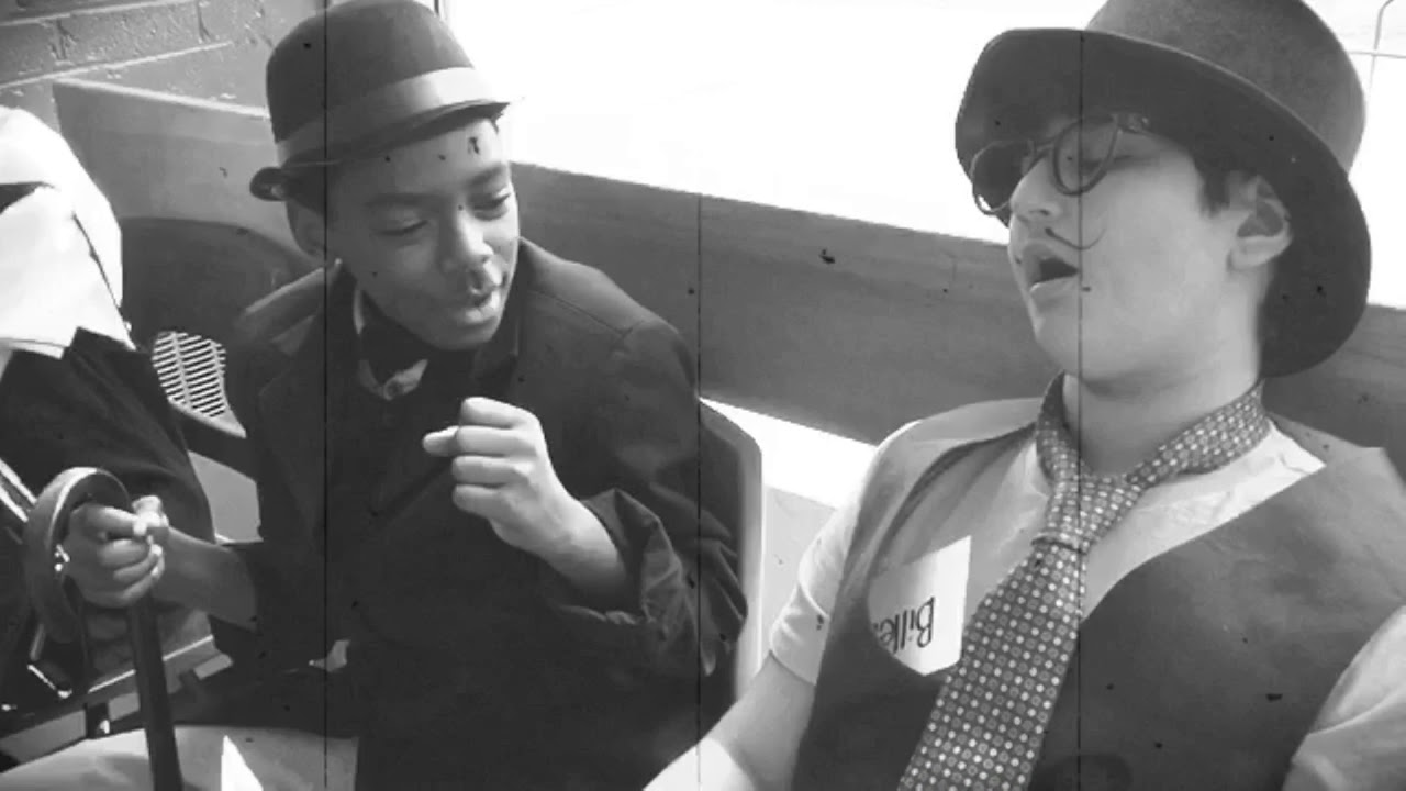 Film muet-Chaplin à la gare