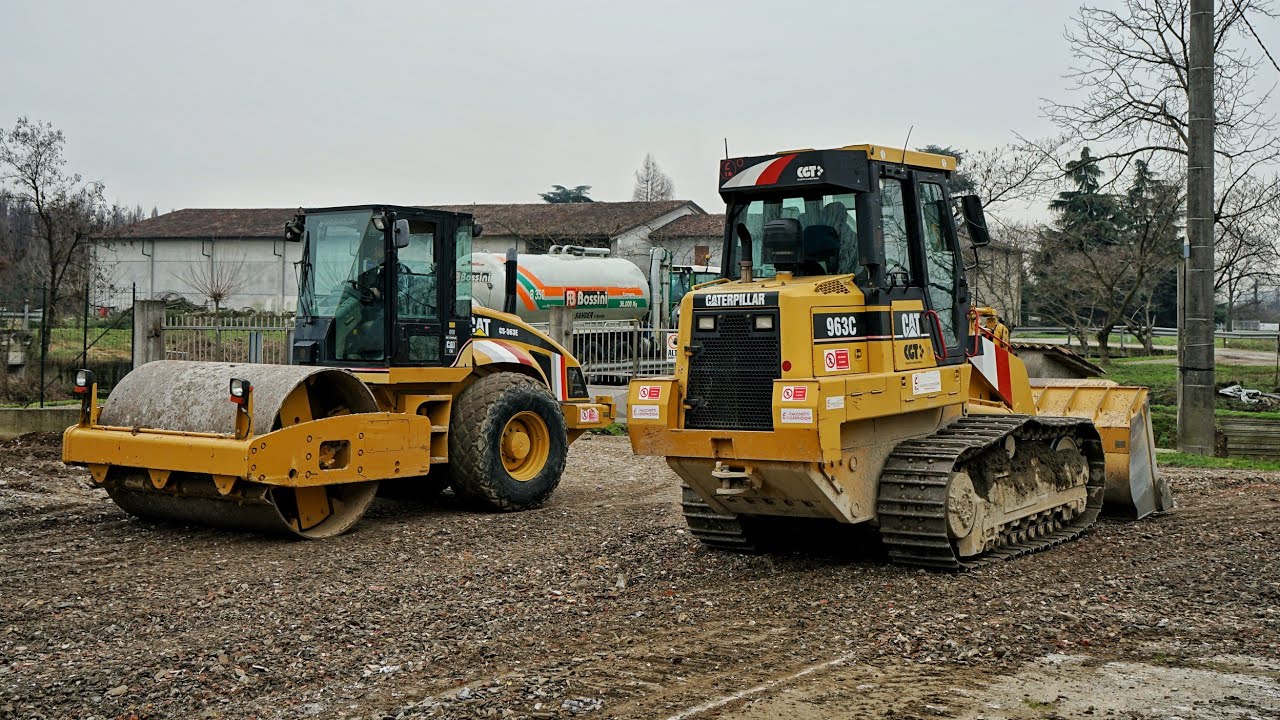 Sistemazione piazzale CATERPILLAR 963C / CS563E | Track loader digging