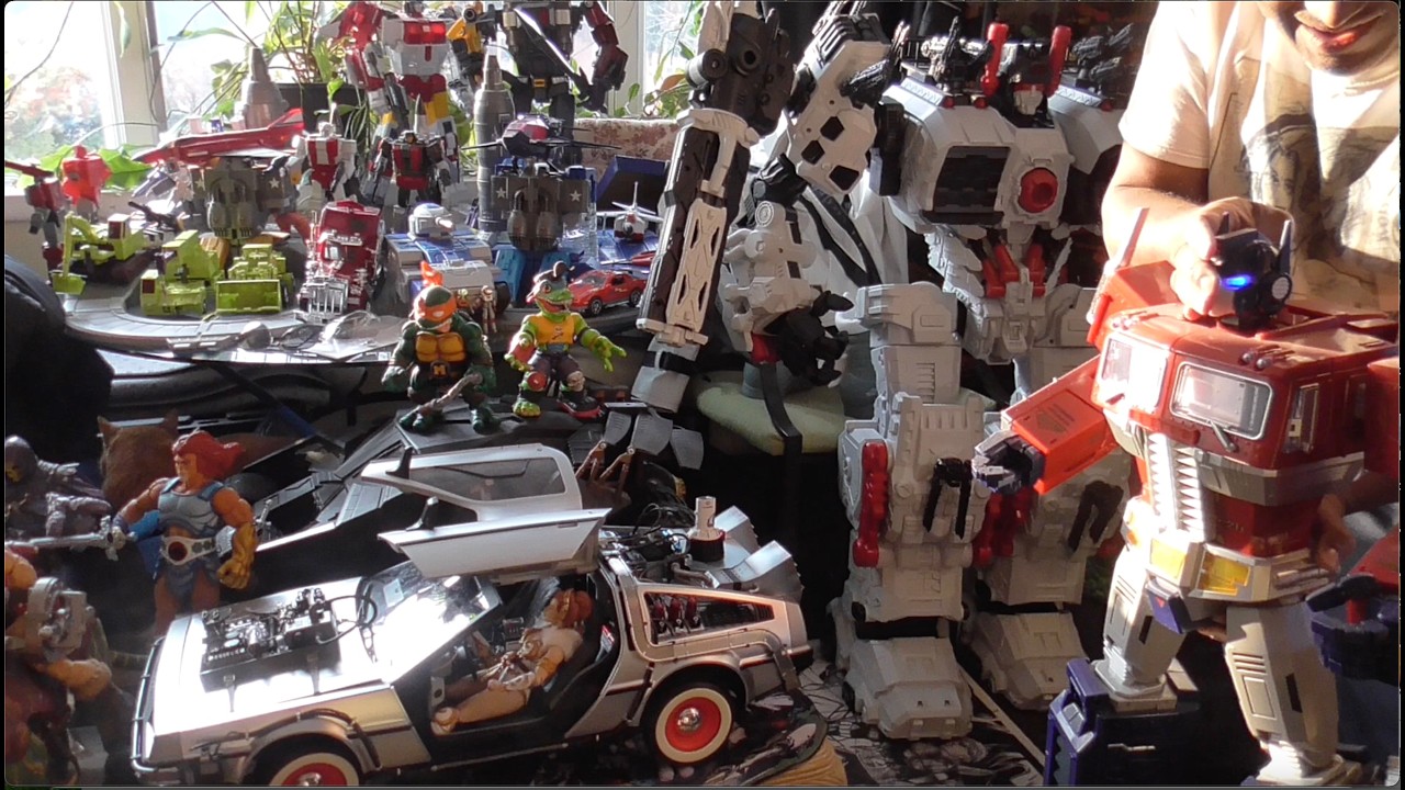 1/6 SCALE Hot Toys DeLOREAN.  World's Largest Toys.  All in one place.  TOY HEAVEN.  Back to Future3