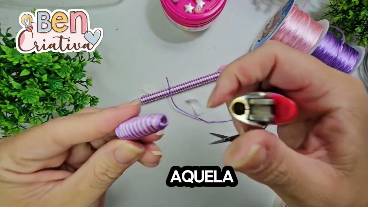 Caneta Personalizada com cordão para pescoço.