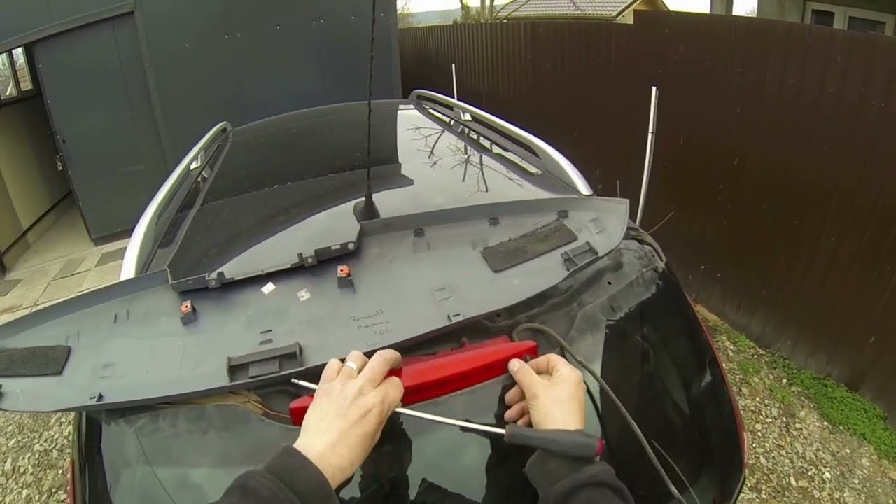 Renault Megane 2 Tailgate Spoiler Removal