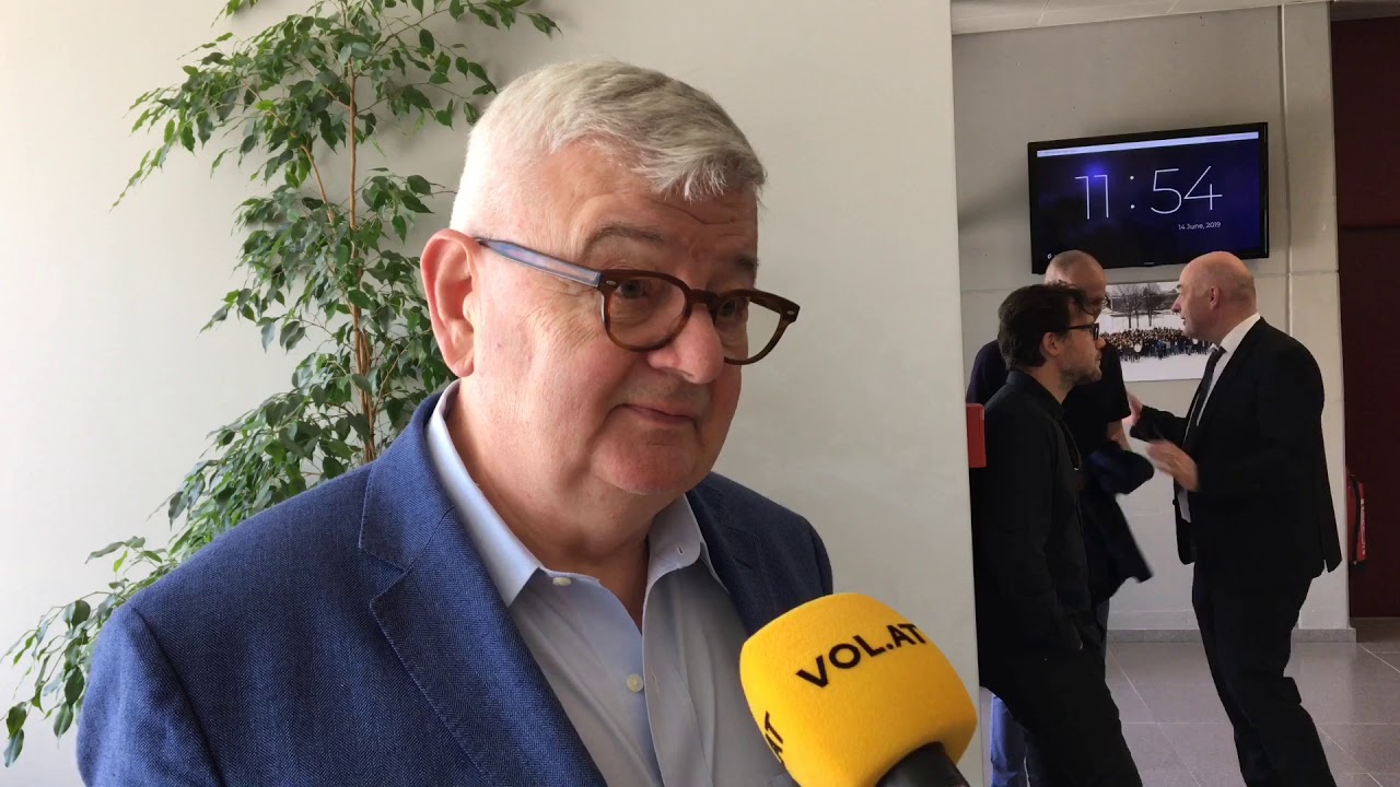 Joschka Fischer diskutiert mit Schülern in Egg