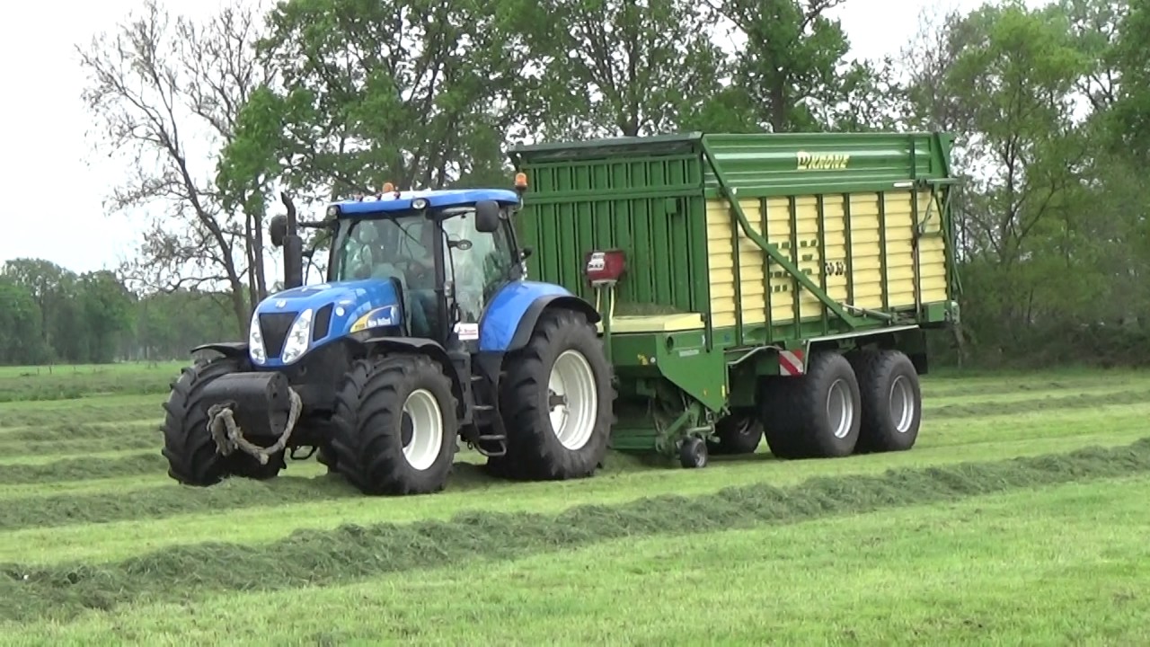 NEW HOLLAND T 7050 MET EEN KRONE MX 350 GL GRAS INKUILEN