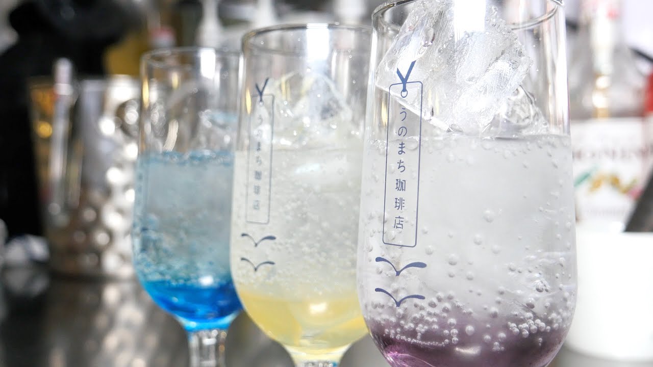 珈琲店が作る映え間違いなしのクリームソーダとパフェ｜本に囲まれて過ごす贅沢なカフェ活
