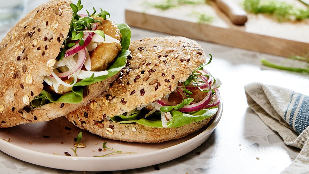 Recept – Vegan chicken burger met venkelsalade - Colruyt