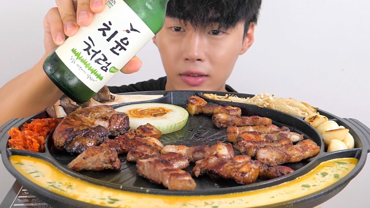 짚불 삼겹살에 소주 한잔 리얼사운드 먹방 [ 병맛자막 ] - Korean alcohol Soju + PokBelly Mukbang ASMR