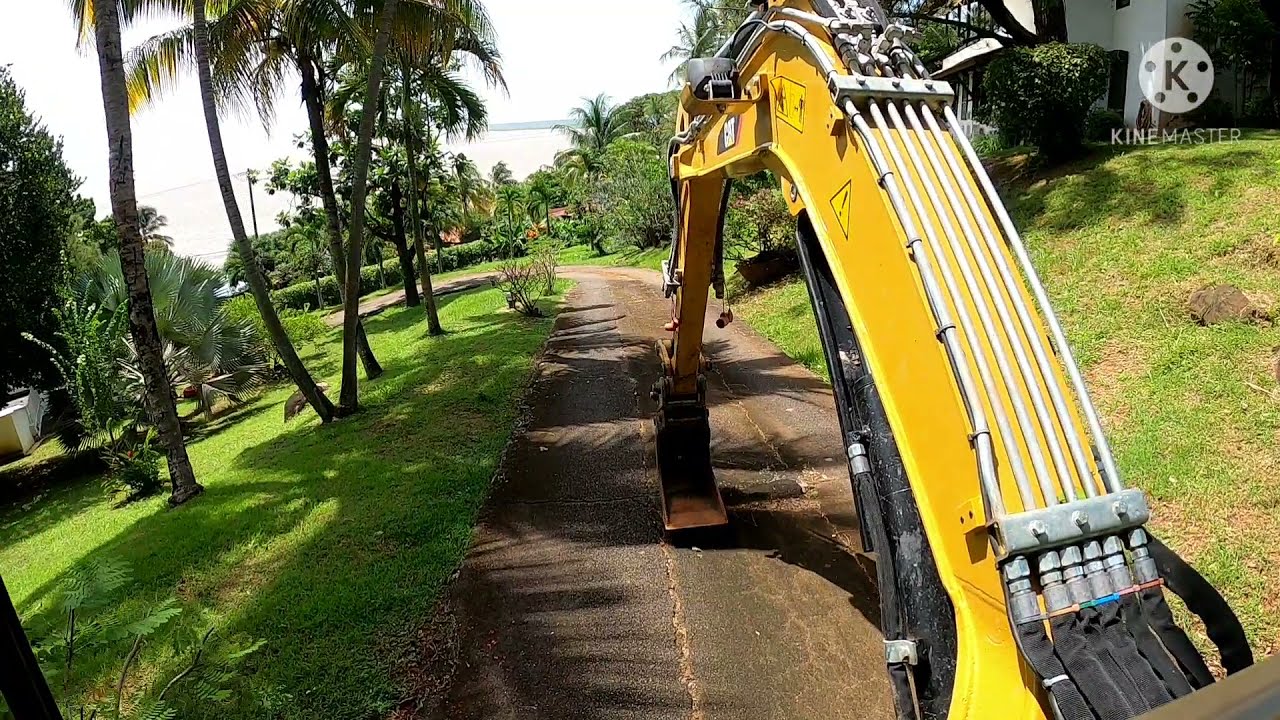 création d'une tranchée sur une montagne en bord de mer