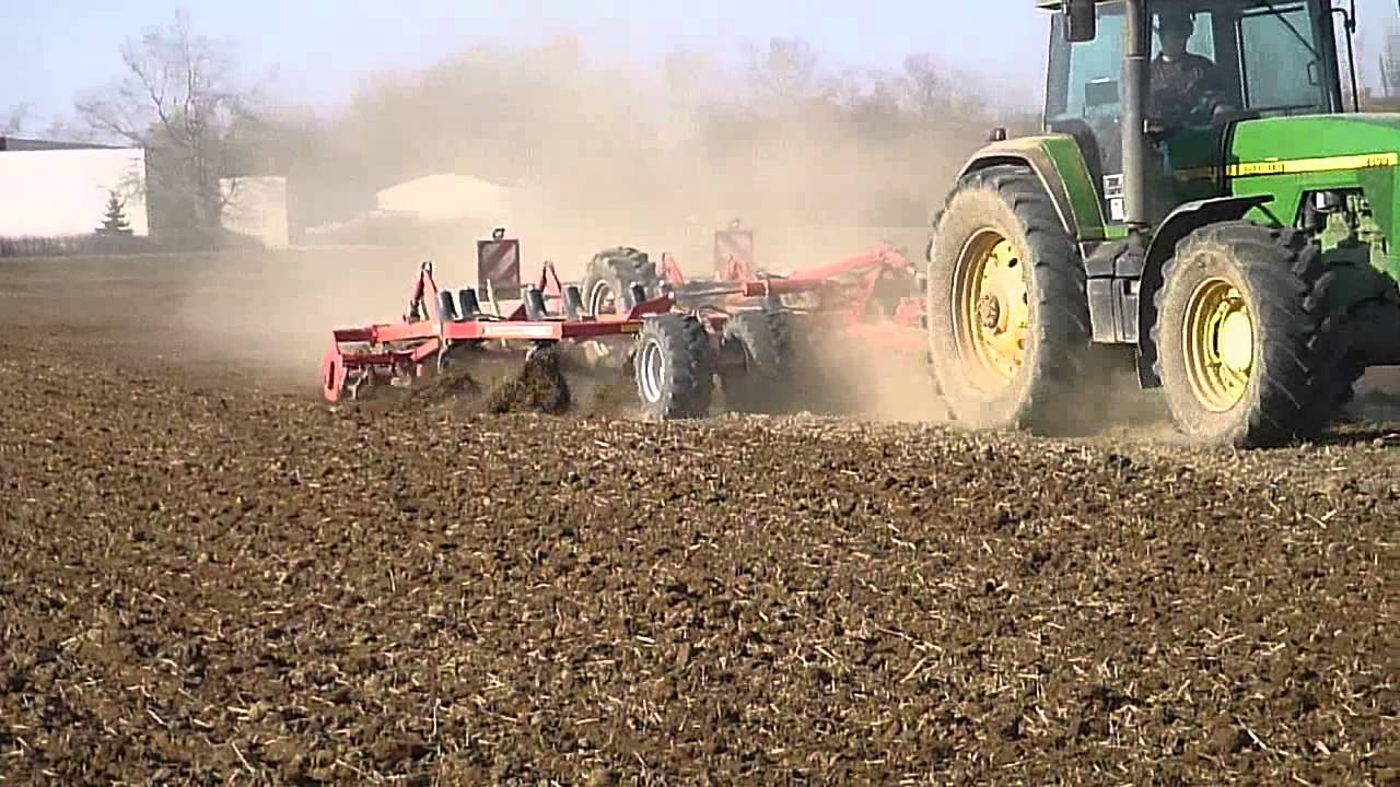 HORSCH Terrano 6 FM - kypřič s proměnným přítlakem pěchu při jarní přípravě půdy před setím ječmene