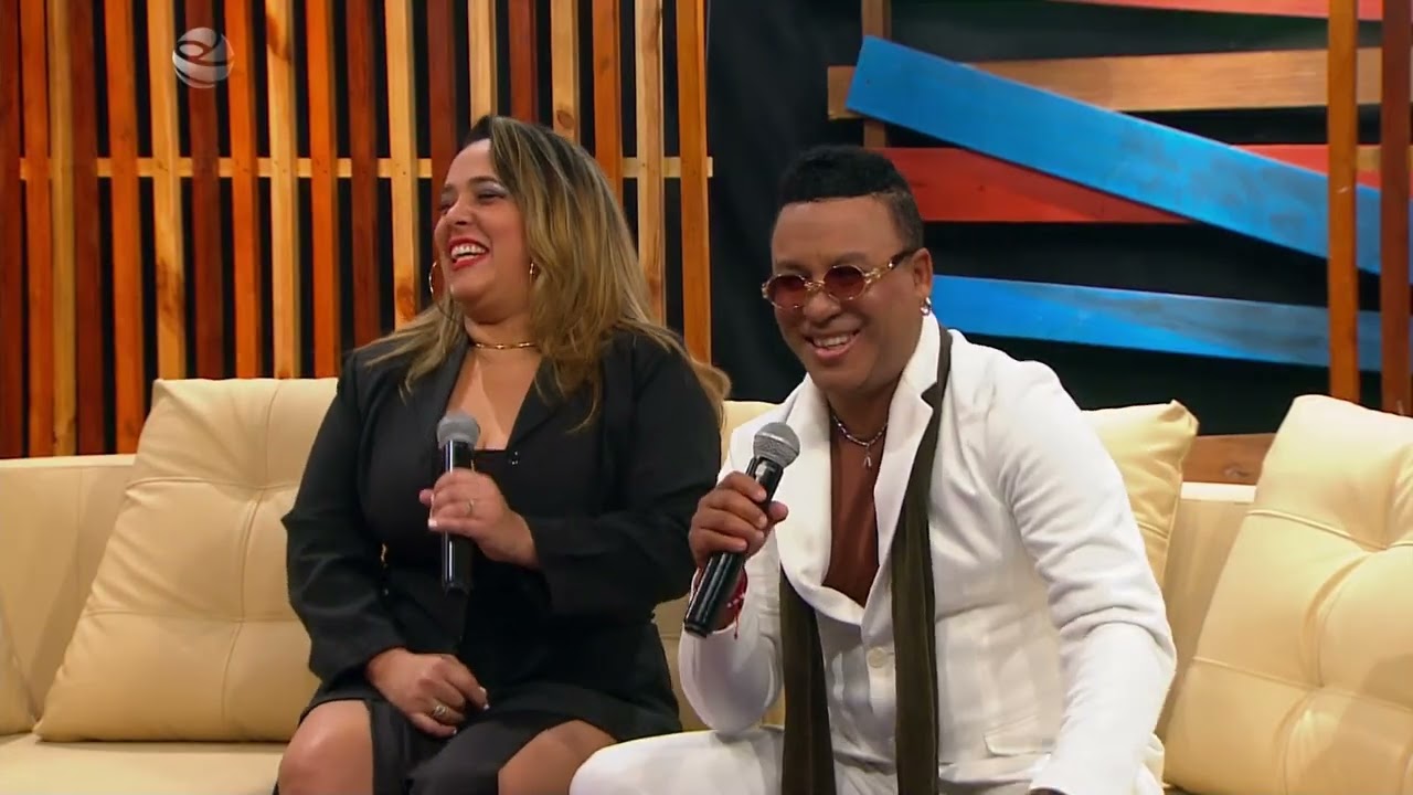 El popular cantante cubano Ricardo Amaray conversa en televisión nacional con Gretel Romero