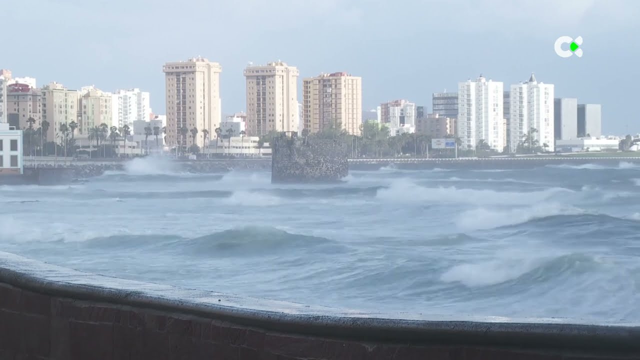 Las olas alcanzan los 9 metros de altura en el norte de Gran Canaria
