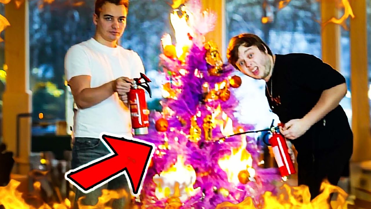 HOŘÍ NÁM VÁNOČNÍ STROMEČEK?!🔥| @Morryeej&@BowTeaG&@tady_lukas