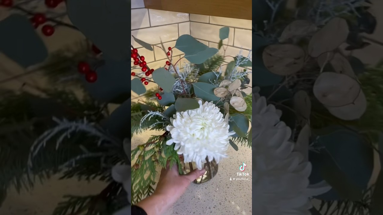 Easy Christmas inspired flower arrangement #christmasflowers #christmasdecor