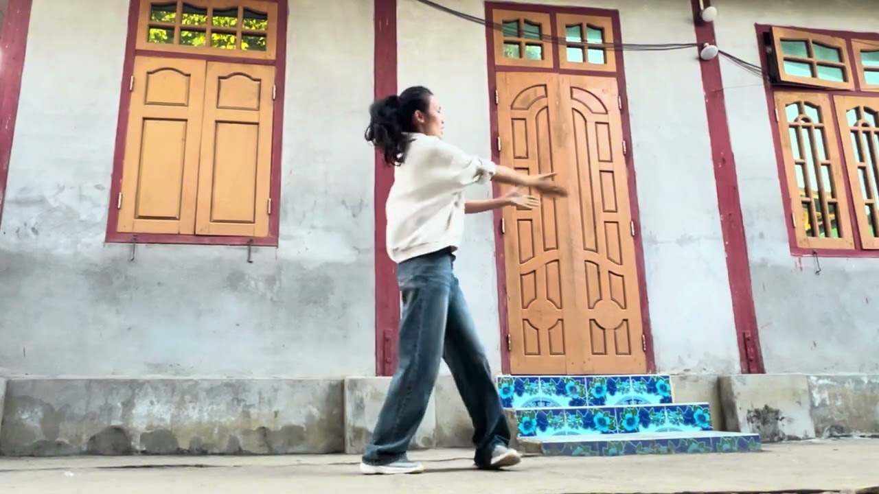 ချီးမွမ်းကြစေ (Let’s Praise),Dance -Praise Moves with Yaya 