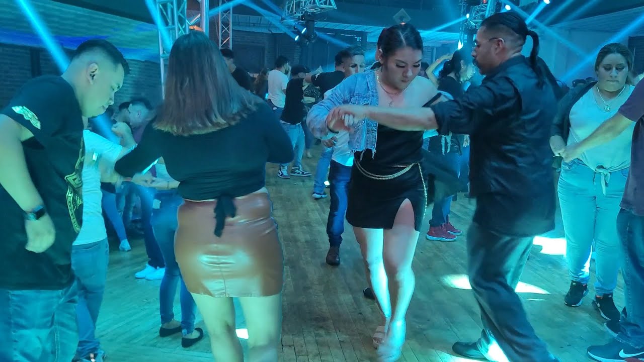 SE DESCONTROLO LA FIESTA DE ANIVERSARIO CON SONIDO TWIST EL VILLANO DEL SABOR EN QUEENS NY
