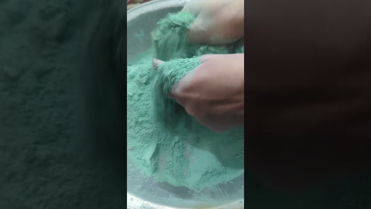 Green 💚 color gym chalk crushing it was amazing @chalkitasmr #youtubeshorts #trendingshorts #funny 