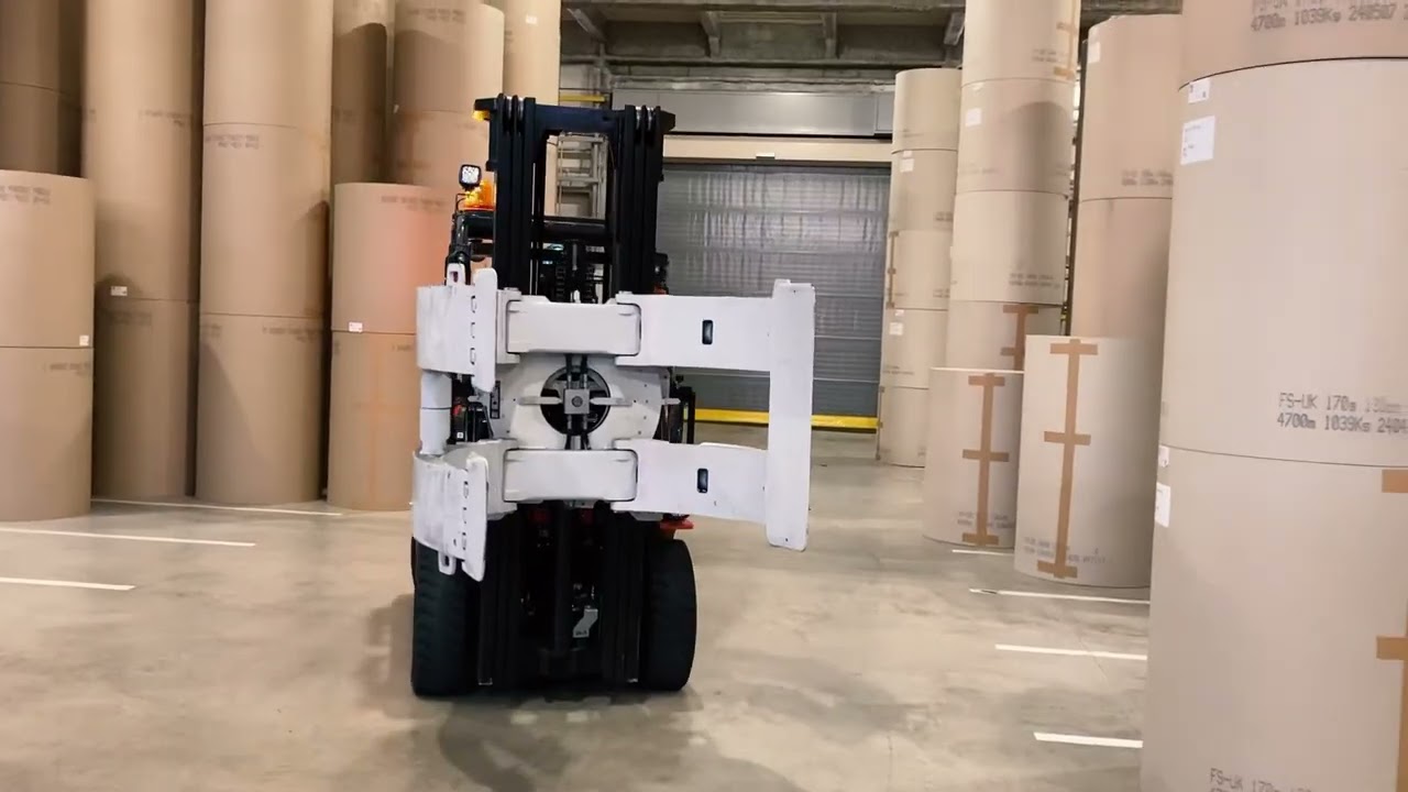 クランプリフトによる製品荷捌きの実演