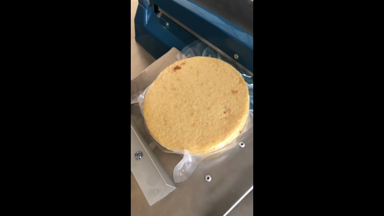 Empacando arepas en máquina empacadora al vacío | BON APPETIT