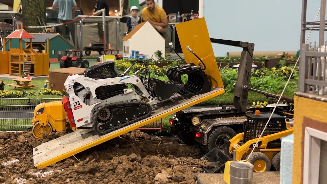 AMAZING SMALL RC BOBCAT IN CONSTRUCTION SITE