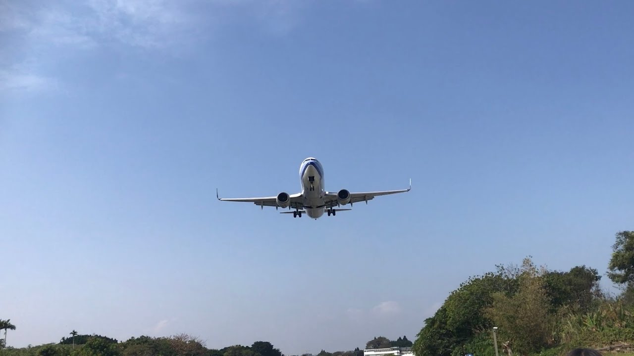 10 EPIC Overflying TAKEOFF and LANDINGS at Taipei Songshan Airport 🇹🇼 (4K)