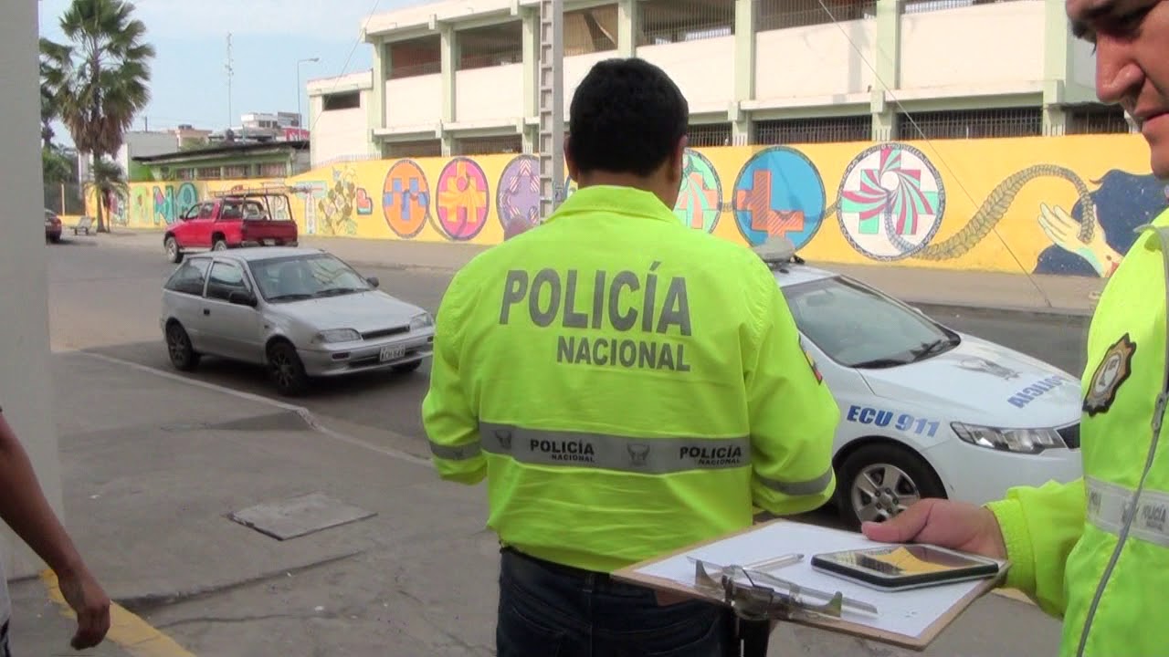 AGENTE DE LA DINAPEN RECUPERAN INFANTE ENCERRADA BAJO CANDADO