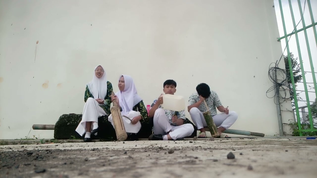 tugas praktek seni budaya dari kelompok 3 atas nama: holilah, risma, adit, ilham