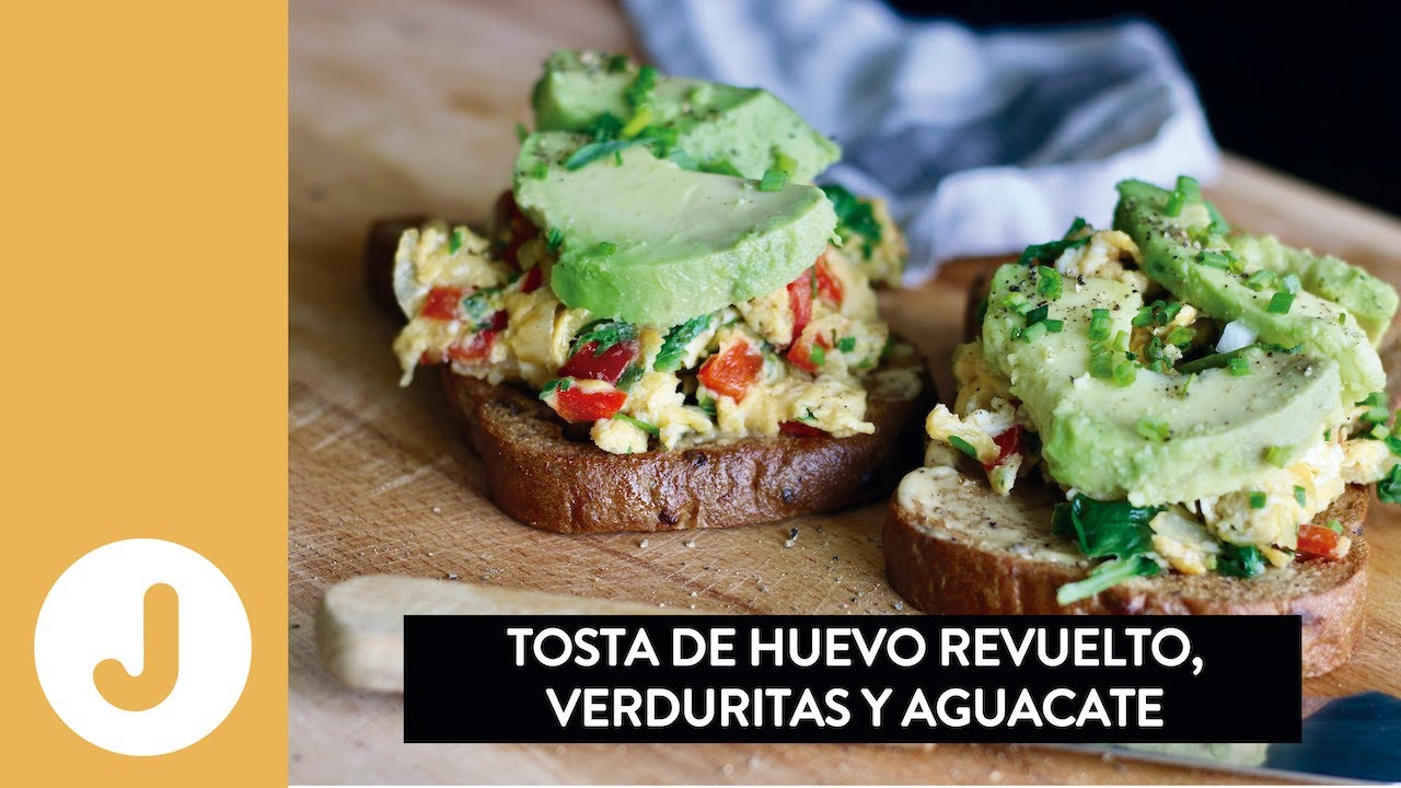 TOSTA SALUDABLE DE AGUACATE, HUEVO Y VERDURITAS- Juan Llorca