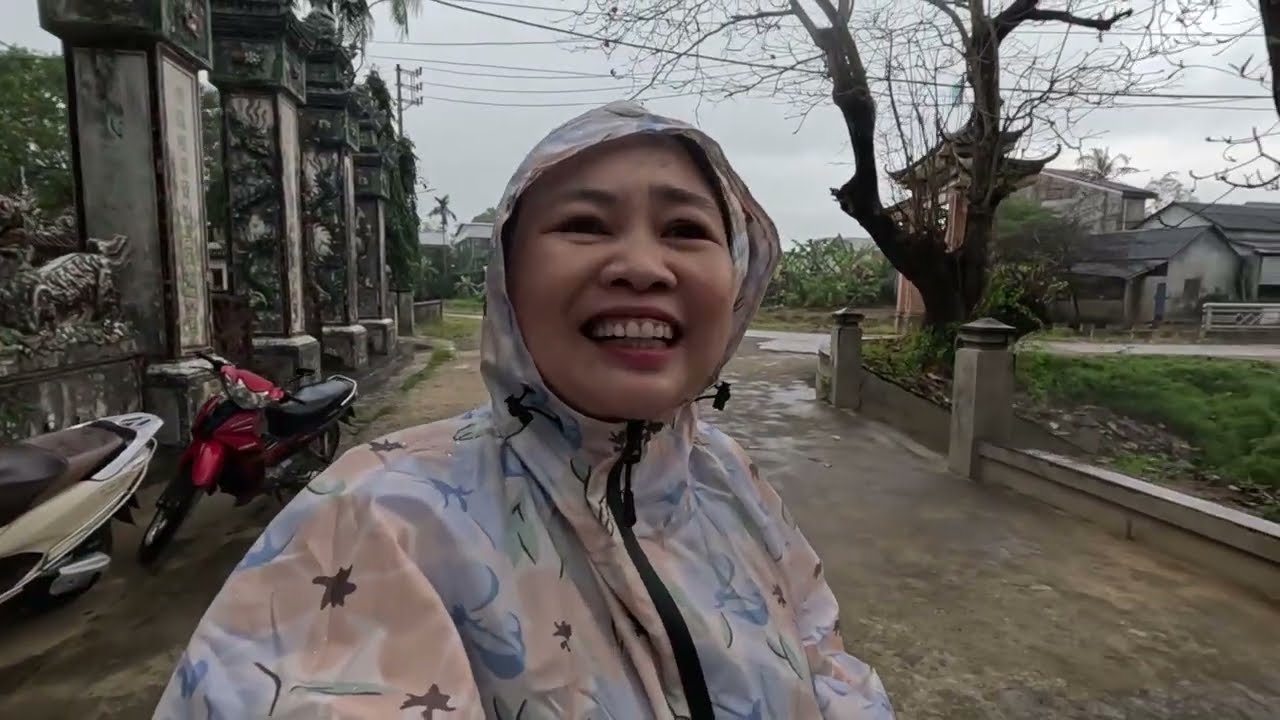 Quà Tết Của Dì Cúc Hồ ở Mỹ đến tay  bà con nghèo khó vui quá vui |Trân Trân Huế thương