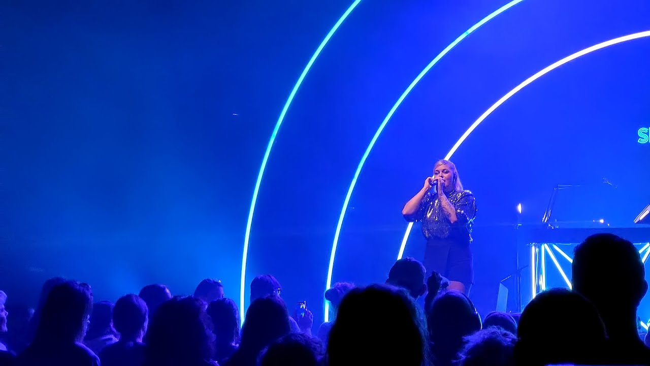 Louane - La fille - live at Cirque Royal Brussels - 26.10.2023