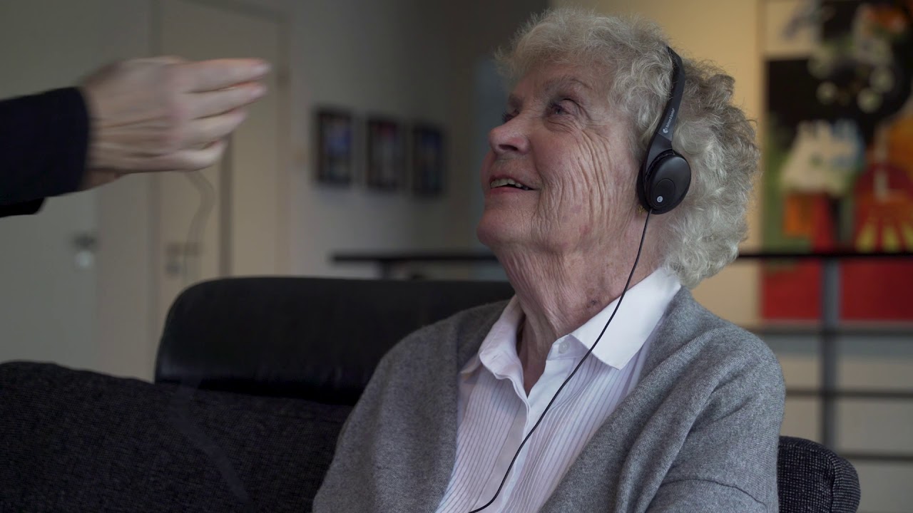 Maxi Pro - Stay connected to family and friends