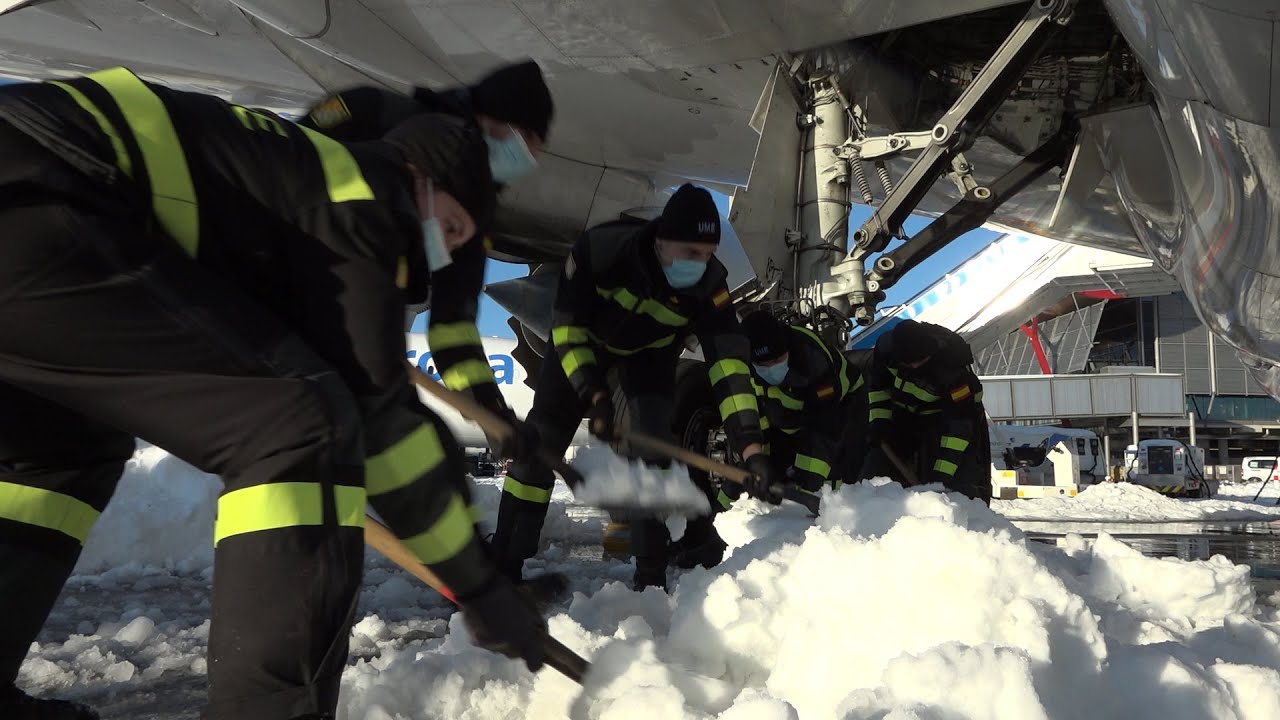 La UME retira nieve en el Aeropuerto de Madrid tras el paso de 'Filomena'