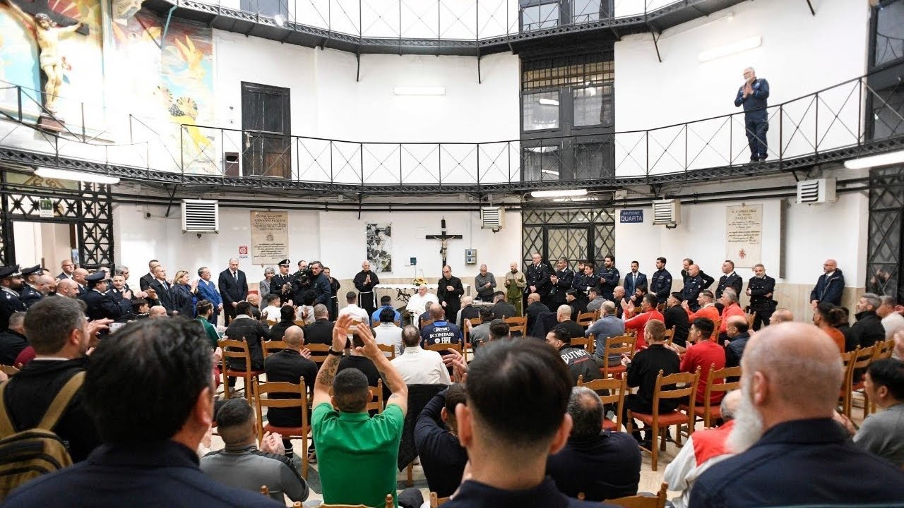 VIDEO Papež Frančišek na veliki četrtek popoldne obiskal zapor Regina Coeli